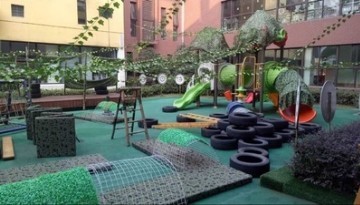 用偽裝網(wǎng)裝飾幼兒園的滑滑梯，孩子們很喜歡